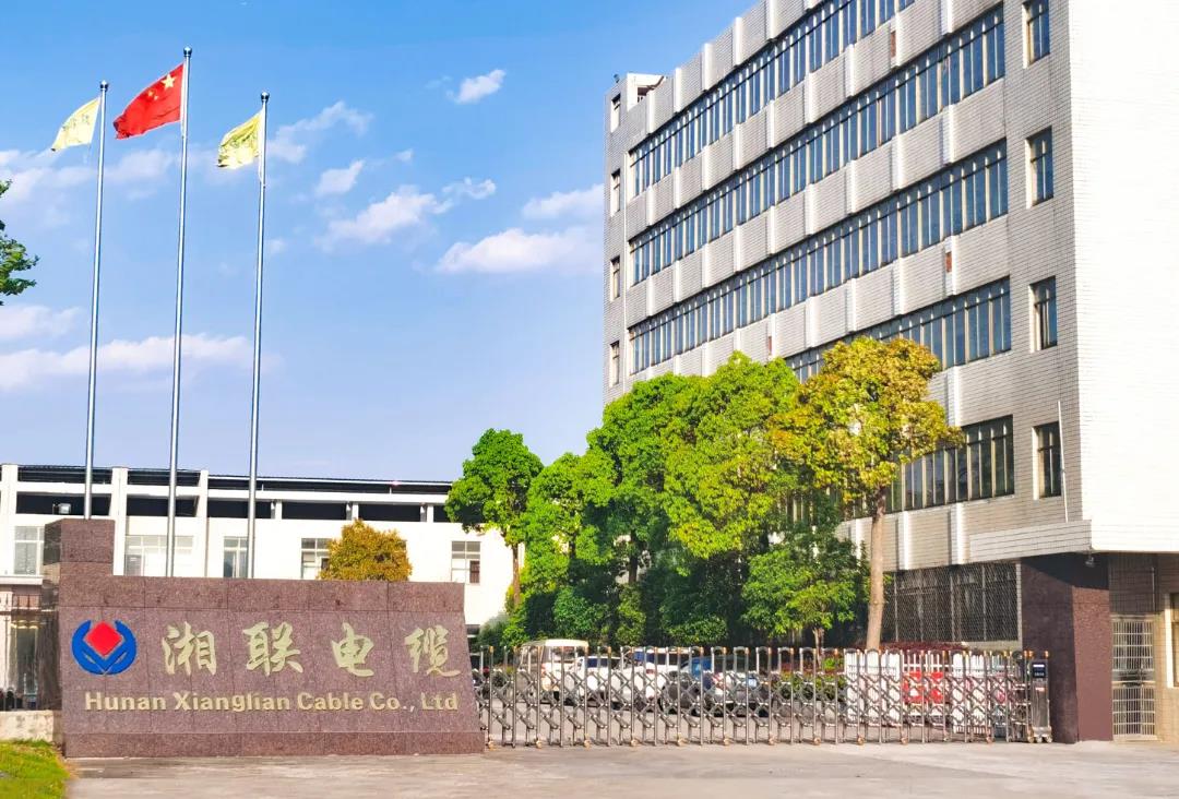 今日小雪，用一組湘聯(lián)小伙伴拍攝的美照來迎接廠區(qū)的冬天！